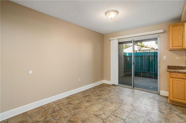 Foto del edificio - Updated 2 Bedroom 1.5 Bathroom condo in a ...