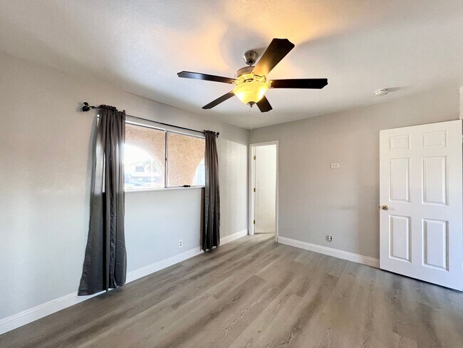 Foto del edificio - COMING SOON! REMODELED KITCHEN AND BATHROO...