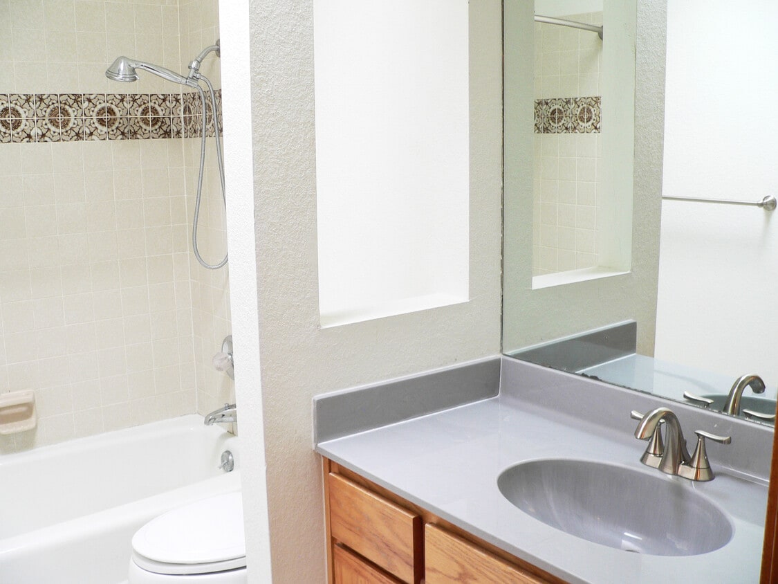 Hall bath - 1808 Tramway Terrace Loop NE