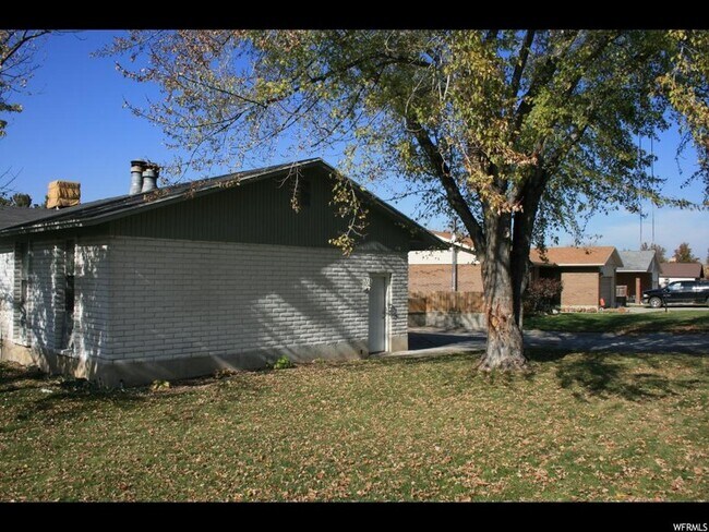 Building Photo - 1125 E Fallbrook Way