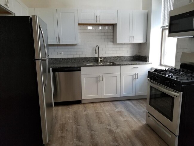 Building Photo - 3320 W Diversey Ave