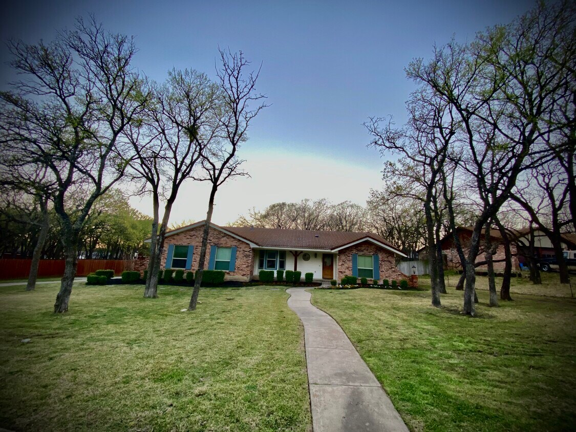 Primary Photo - 1204 Ridgewood Cir