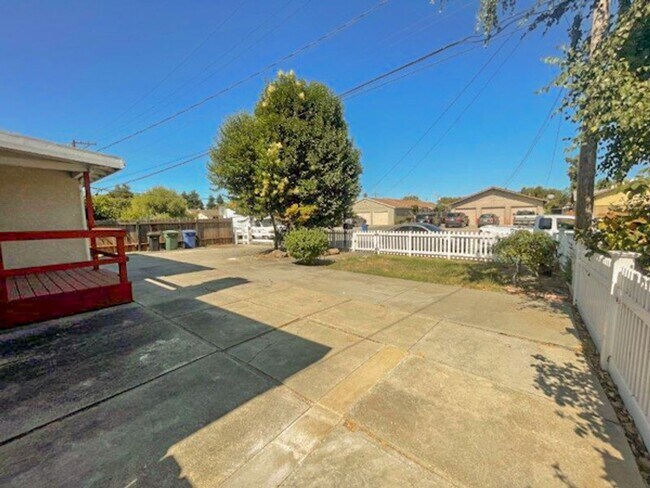 Building Photo - 3 Bed 2 Bath Home in Newark with Large Bac...