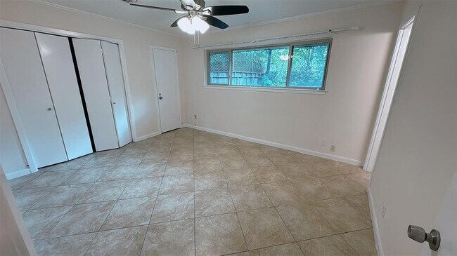 Building Photo - 9415 Val Verde St