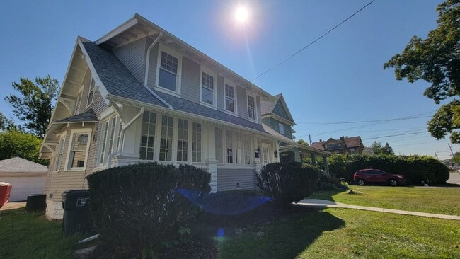 Building Photo - 4BR, 2BA Home with Large Backyard and 2-Ca...