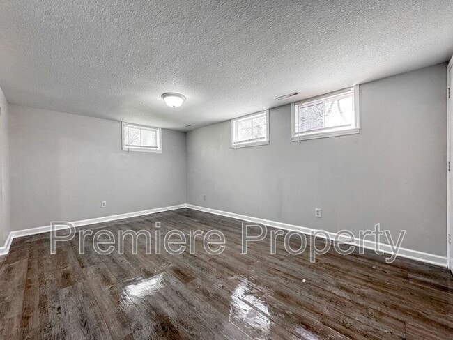 Building Photo - 904 E Frederick St