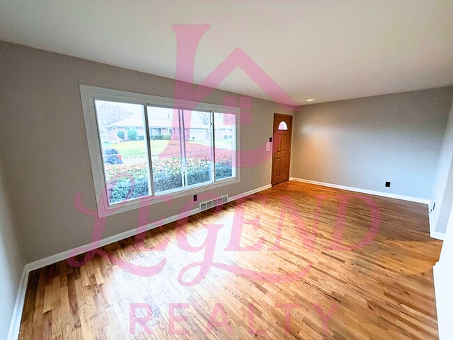 Foto del edificio - Charming 3-Bedroom Home with Hardwood Floors, Updates & Fenced Yard.