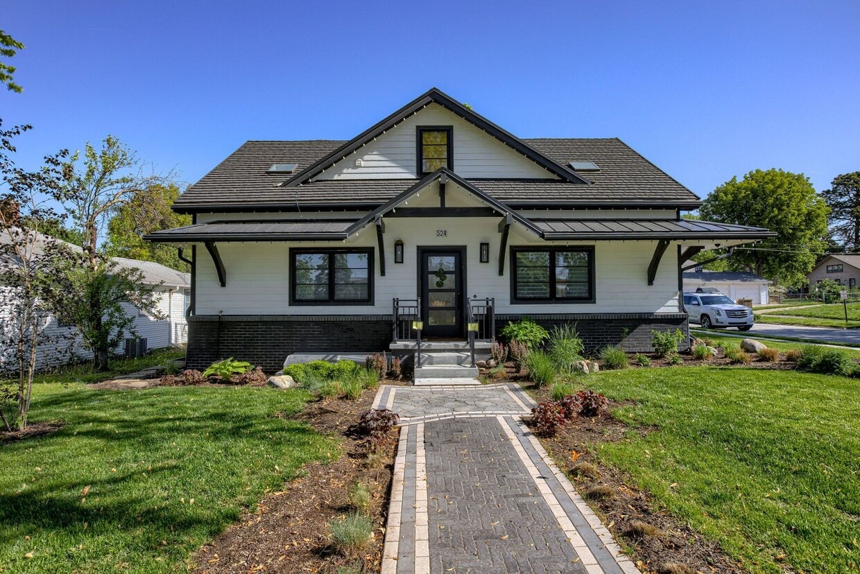 Primary Photo - Fully Furnished 5-Bedroom with High-End Fi...