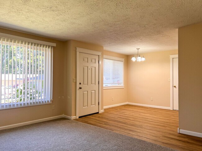 Foto del edificio - 2BD/1BA DUPLEX W/ GARAGE &YARD IN SALEM