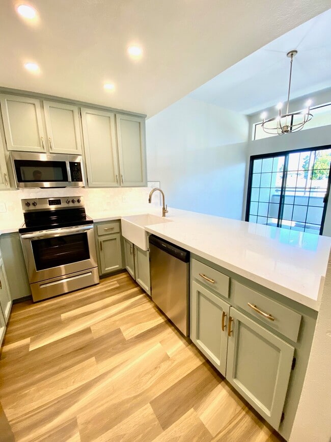 Building Photo - 270 Dahlia Ave