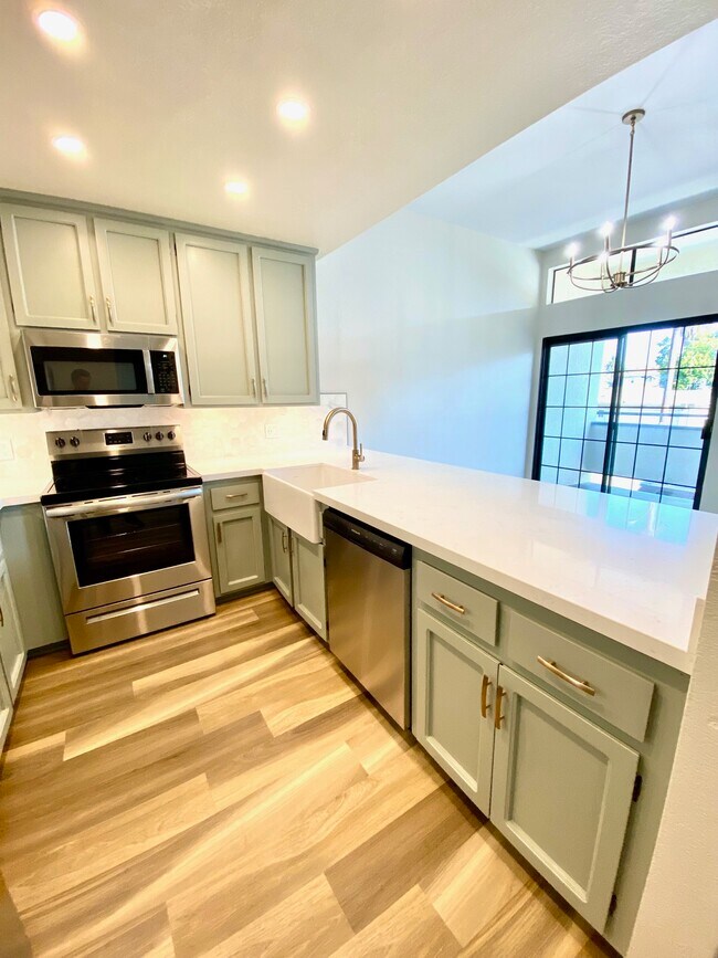 Foto del edificio - 270 Dahlia Ave