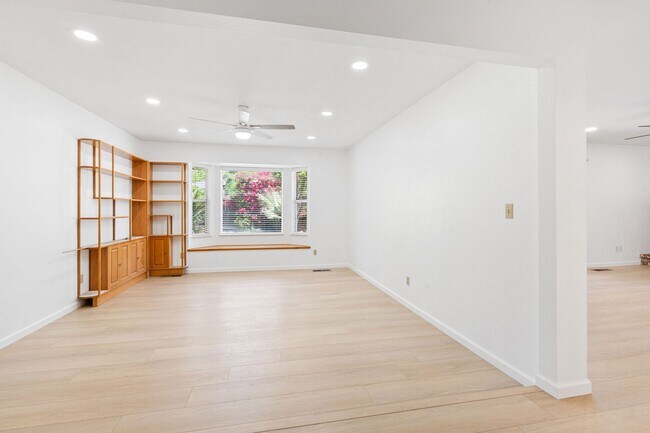 Building Photo - Lovely Hallmark Home in Clovis Unified Sch...