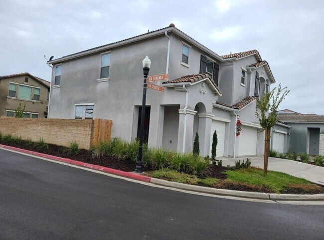 Foto del edificio - Spacious 4BR , 2,335 SqFt House in North F...