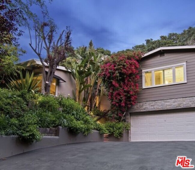 Building Photo - 2552 Benedict Canyon Drive
