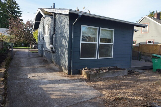 Building Photo - Sellwood/Moreland Beauty - APPLICATION PEN...
