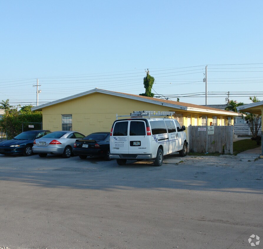 Building Photo - 3605-3609 SW 13th Ct