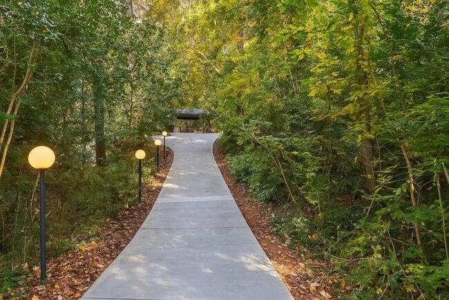 Foto del edificio - 922 Barton Woods Rd NE