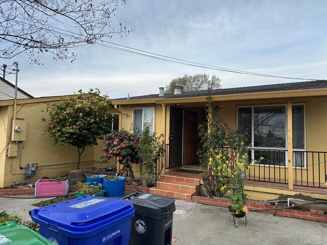 Foto del edificio - 15884 Connolly Ave