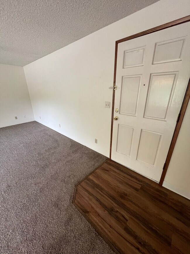 Foto del edificio - 2187-2189 NW North Hill Dr