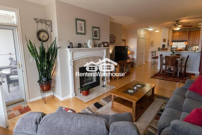 Building Photo - 3872 S Lake Dr