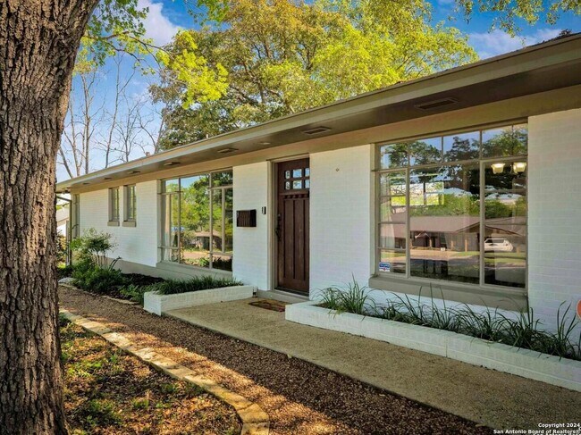 Foto del edificio - BEAUTIFUL TERRELL HEIGHTS 2-BEDROOM HOME ON LARGE CORNER LOT