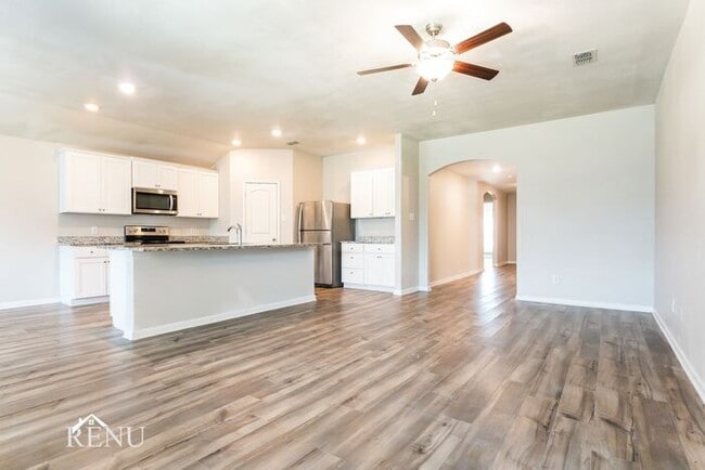 Building Photo - 2005 Hialeah Dr