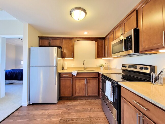 Building Photo - 1075 E Victory Dr