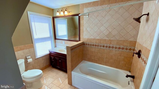 Building Photo - 2223 NOBLE