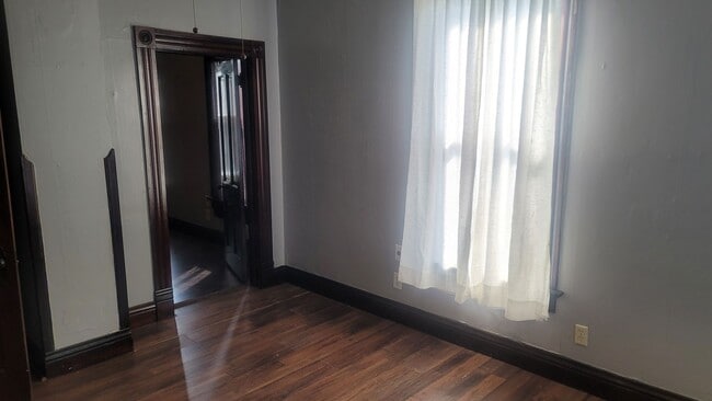 Building Photo - 3 Bedroom 1 Bathroom Duplex