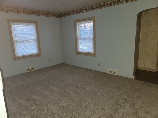 Building Photo - Three bedroom one bath house for rent.