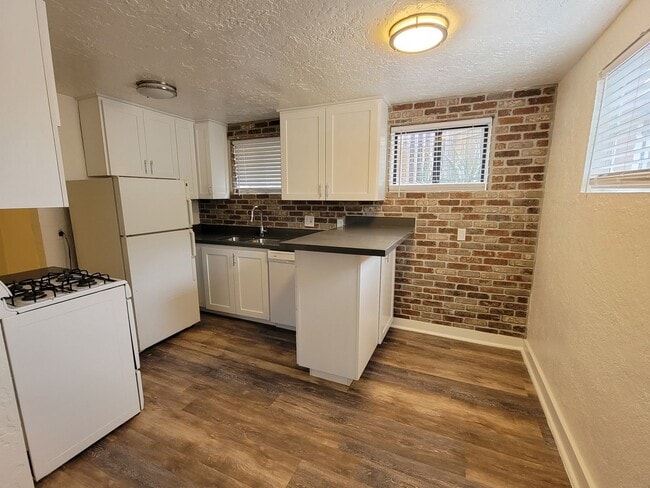 Building Photo - One Bedroom - Garfield District - Classic ...