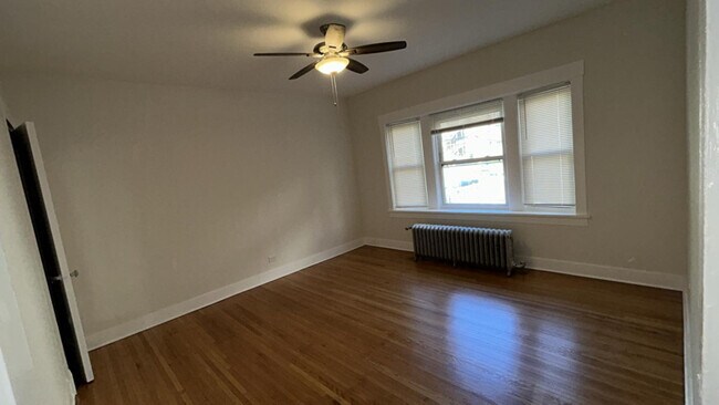 Foto del edificio - 1454 W Fargo Ave
