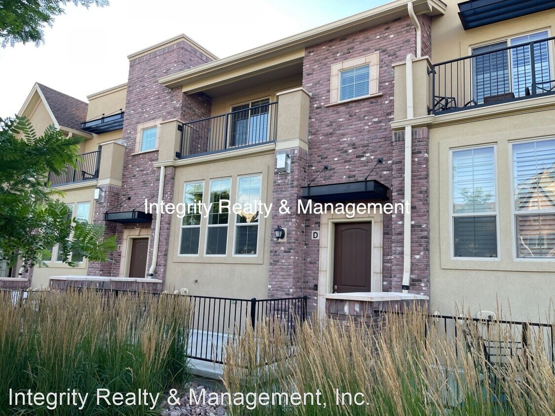 Primary Photo - 3 br, 2.5 bath House - 950 Elmhurst Dr Unit D