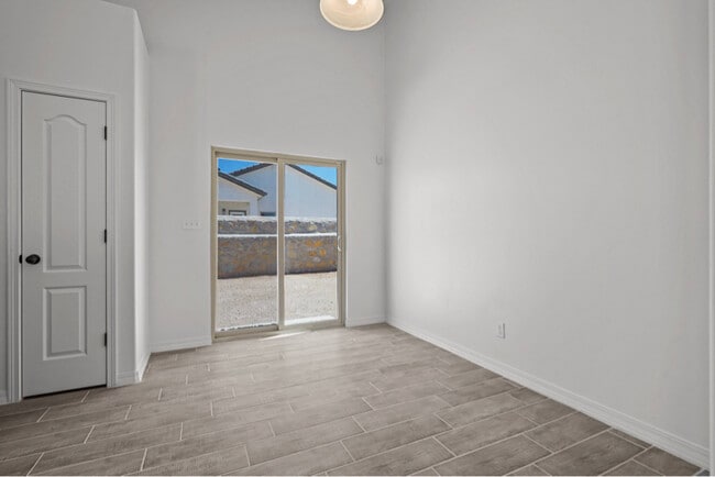 Foto del edificio - 12832 Linstead Ave