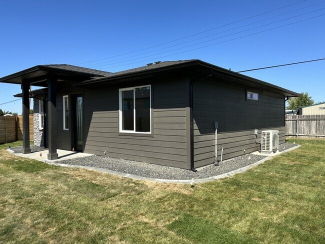 Building Photo - A Bright & Contemporary Home in Pasco