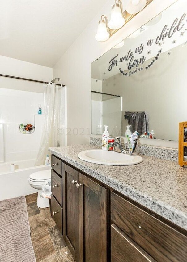 Foto del edificio - Beautiful 3 bedroom, 2 bath single family home located in South Moorhead.