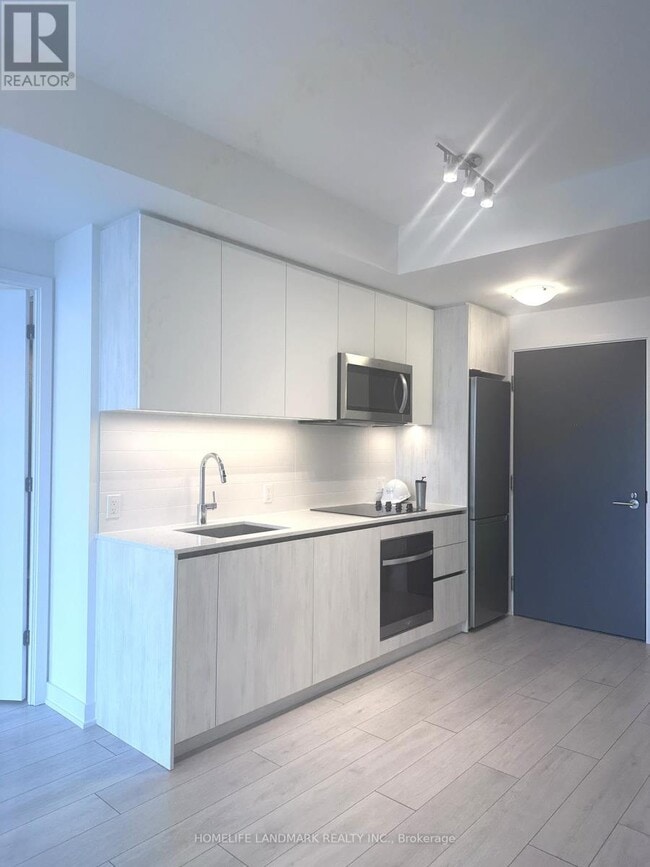 Building Photo - 5858 Yonge St