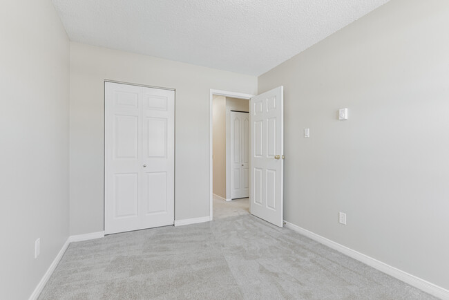 Photo du bâtiment - 3 bedroom, 1 bathroom apartment in Ajax