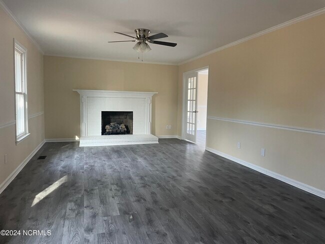 Building Photo - 220 Edgewood Dr