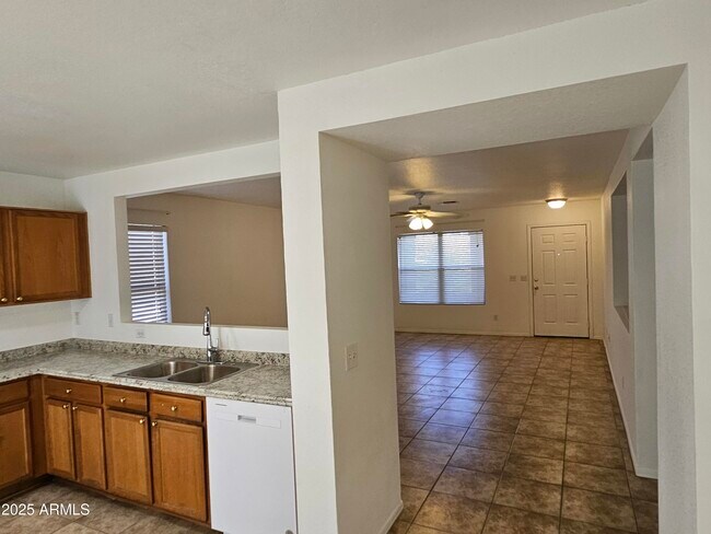 Foto del edificio - 674 W Kingman Loop