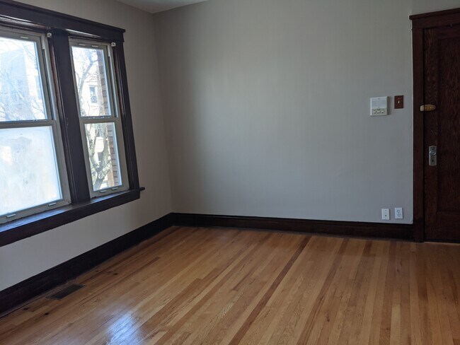 Building Photo - 3907 W Cornelia Ave