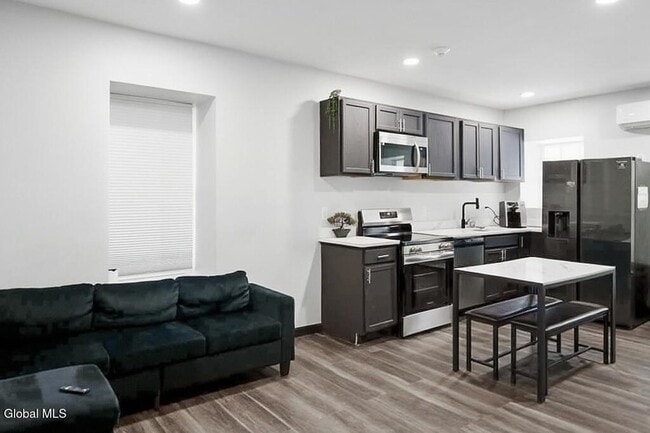 Foto del edificio - 1368 Central Ave