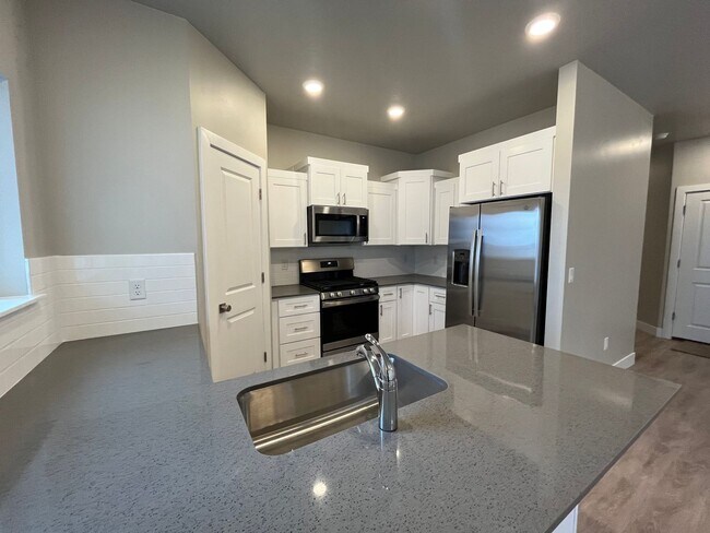 Foto del edificio - Beautiful Brand-New Townhome!!