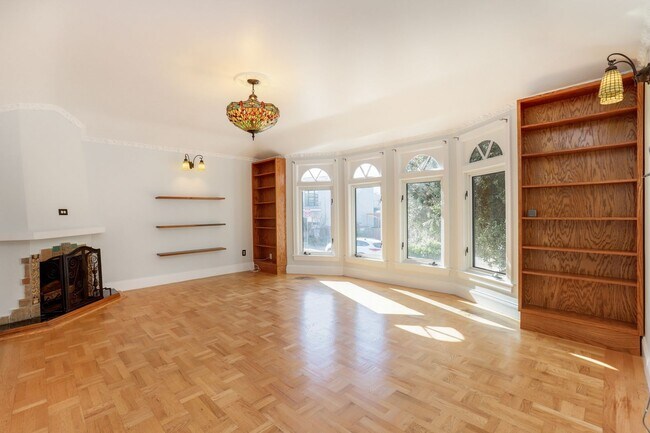 Foto del edificio - 3 Bed / 2 Bath Cayuga Terrace single family home with garage parking and private backyard. YouTub...