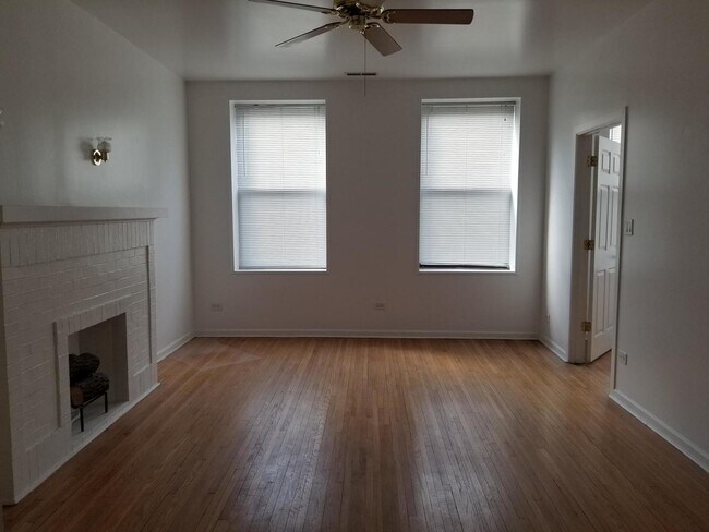 Building Photo - 3320 W Diversey Ave