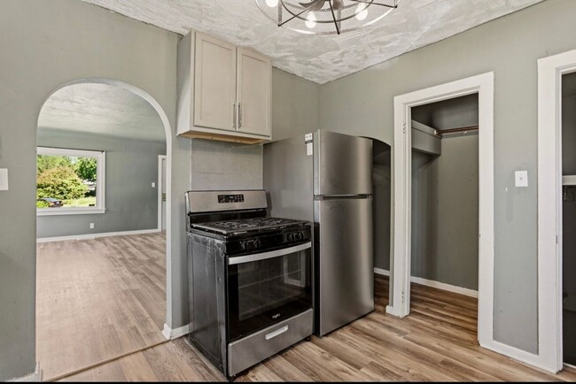 Building Photo - Charming 2 Bedroom Home Available Now!