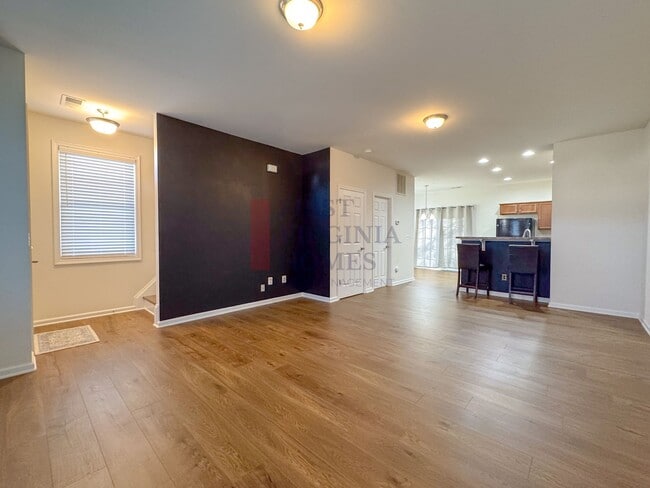 Building Photo - Two story townhouse w/ 3 bedrooms,2.5 baths