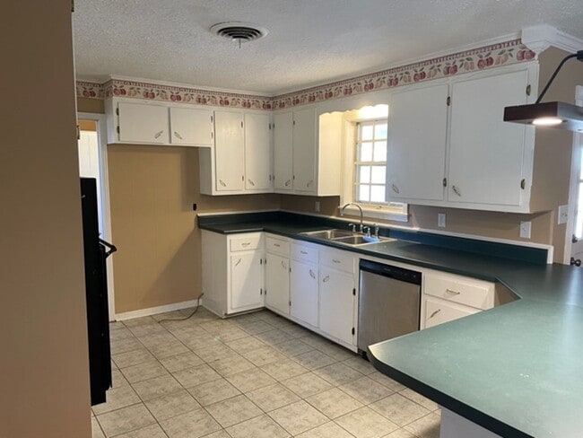 Building Photo - Renovated 3 Bedroom 2 Bath Home for Rent!