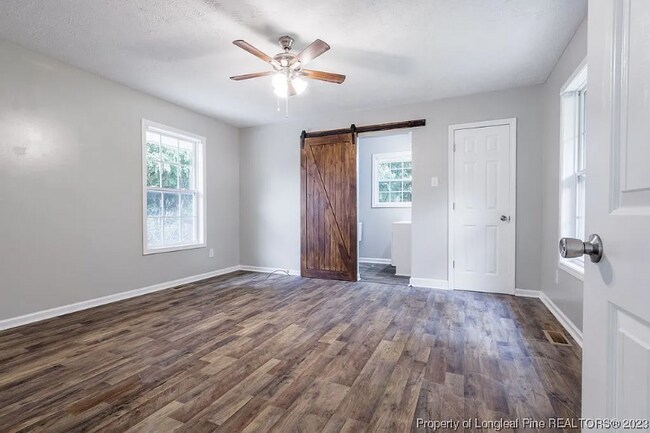 Foto del edificio - 3221 Rogers Dr