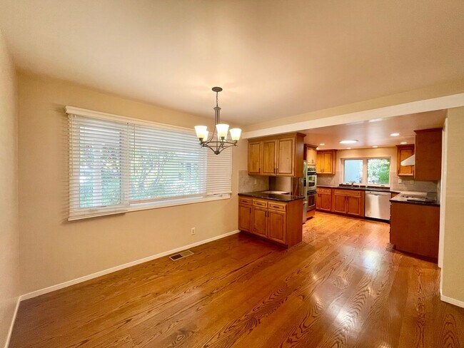 Building Photo - Beautifully Updated 4 Bed 2 Bath Blossom V...